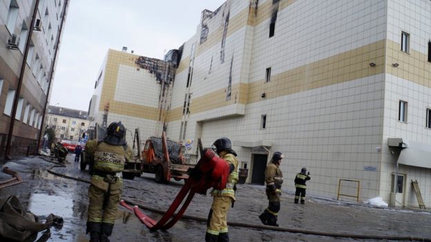 Bomberos recogen las mangueras tras apagar el incendio