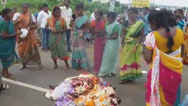 Women burning the saris