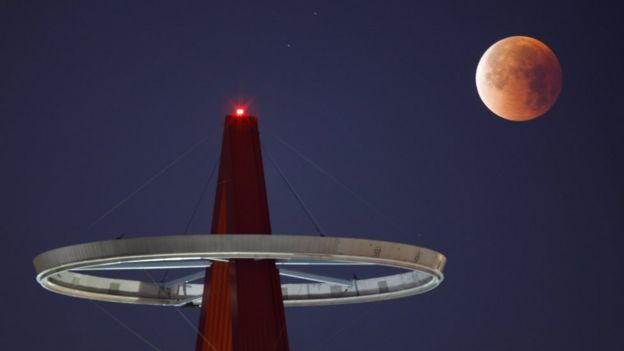 القمر فوق استاد أنجيل في ولاية كاليفورنيا