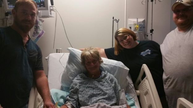 Barbara Franz recuperándose en el hospital junto a su sobrino Justin Ursey, su hija Roberta Ursey y su yerno Albert Ursey, esposo de Roberta.