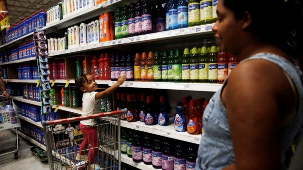 Uma mulher e sua filha em supermercado em São Paulo