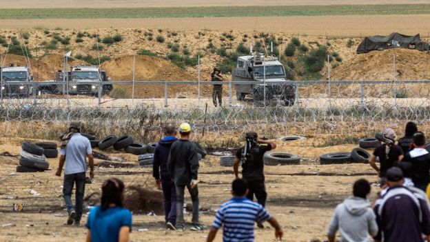 Soldados israelíes y manifestantes palestinos se enfrentan en la frontera de Gaza.