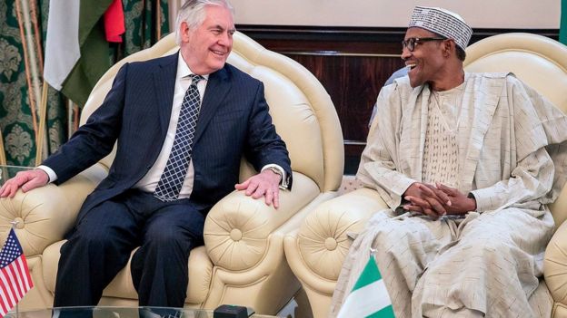 Tillerson en una visita a Nigeria con el presidente del país africano, Muhammadu Buhari.