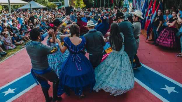 Participantes de festa confederada em Santa Bárbara fazem dança típica