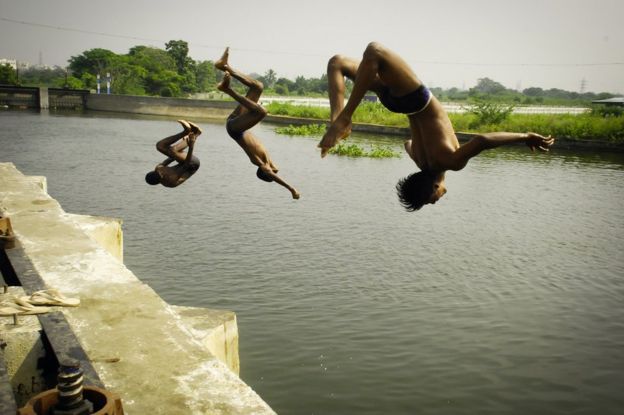 உய்யக்கொண்டான் வாய்க்காலில் சிறுவர்கள் உற்சாகம் - எடிசன் எடின், திருச்சி