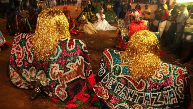 Foliões com roupas com lantejoulas