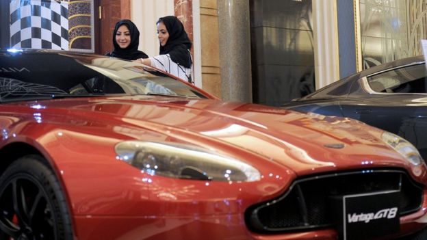 Mujeres sauditas miran un automóvil a la venta.