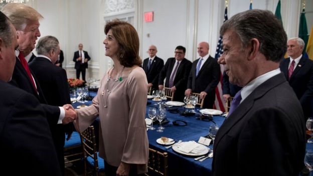 Trump saluda a la ministra de Exteriores de Colombia ante la mirada del presidente Juan Manuel Santos.