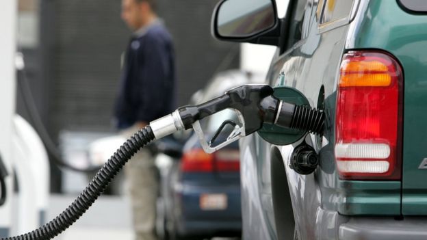 Imagem mostra carro sendo abastecido