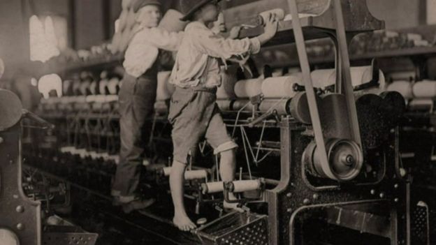 Fotos de niños trabajando en la historia de los EEUU. _98428264_kids4
