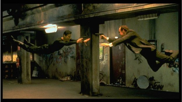 Escena de la película The Matrix. Personaje Neo se enfrenta al agente Smith