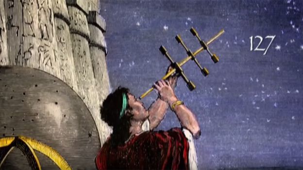 Antiguo griego examinando el cielo