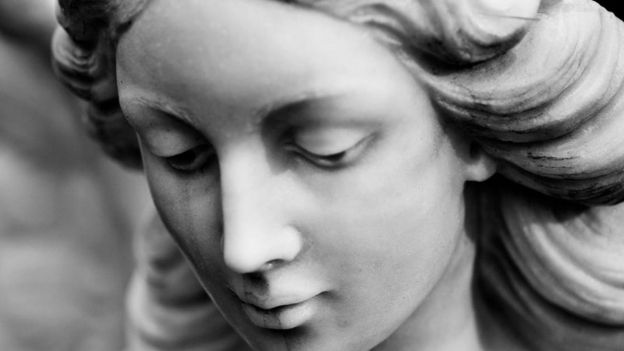 El rostro de una estatua de una mujer que llora