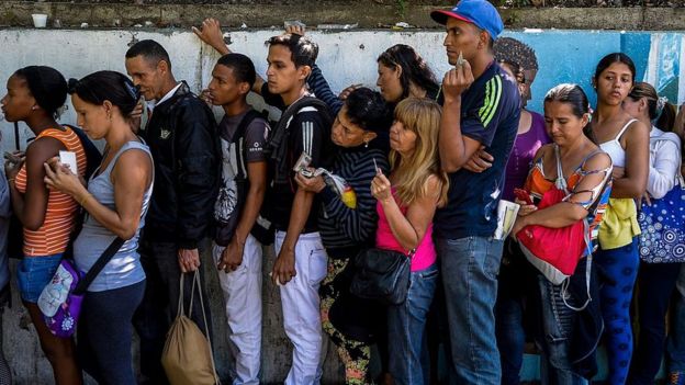 Venezolanos haciendo fila para comprar alimentos.