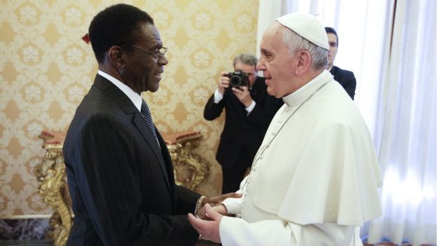 El presidente de Guinea Ecuatorial, Teodoro Obiang, junto al papa Francisco