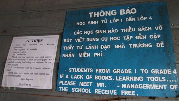 Một thông báo trong một lớp học ở Trường Tiểu học Việt Nam do Quân khư 7 xây dựng