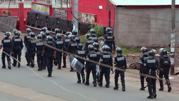 La police anti-émeute patrouille dans les rues de Buea dans la région anglophone