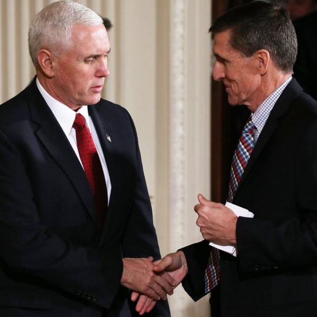 Mike Pence y Michael Flynn dándose la mano.