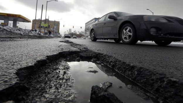 Un bache en el pavimento en una calle de Detriot.