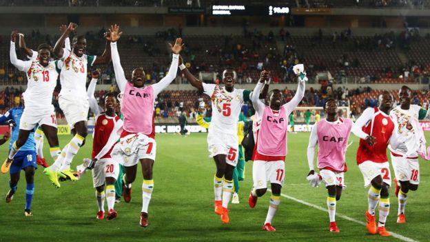 لاعبو السنغال يحتفلون بعد نهاية المباراة