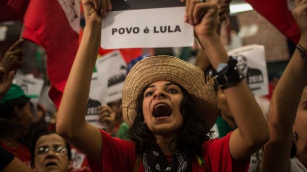Seguidora de Lula da Silva con un papel que dice 