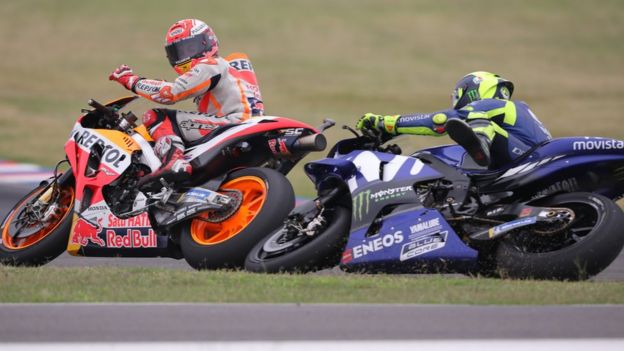 Rossi se cae mientras Márquez voltea a ver