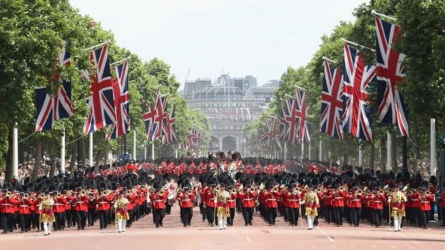 Buckingham Sarayı önündeki geçit töreni