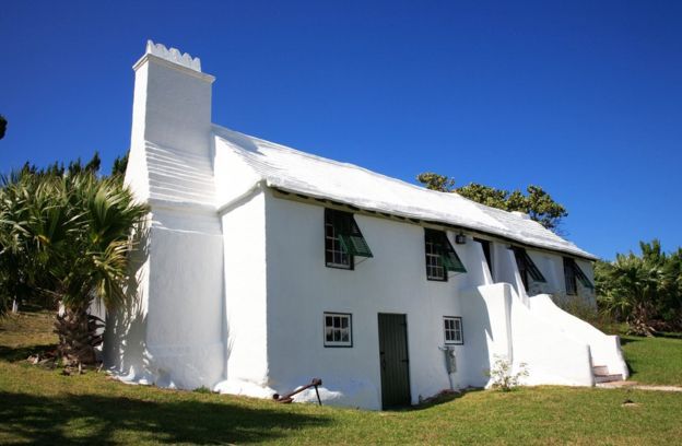 Casa con techo blanco y escalonado en las Islas Bermudas