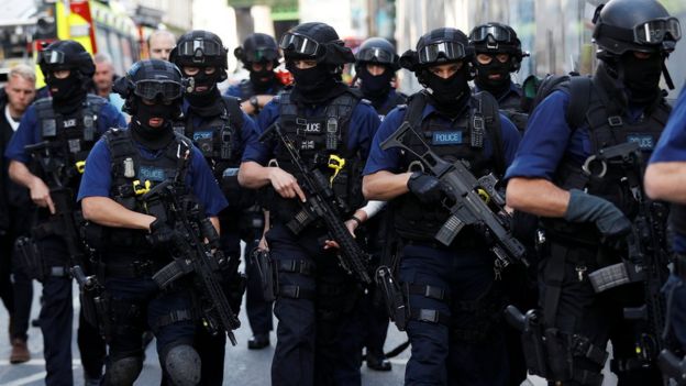 武装警察在周日早上于刺人事件发生的博罗市场附近巡逻。