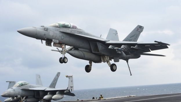 Un avión Super Hornet despega del portaviones Carl Vinson.