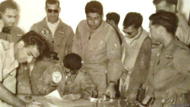 புகைப்படத்தில் நடுவில் இருக்கும் சஜ்ஜாத் ஹைதர் பாகிஸ்தான் தரப்பில் முக்கிய பங்காற்றினார்.