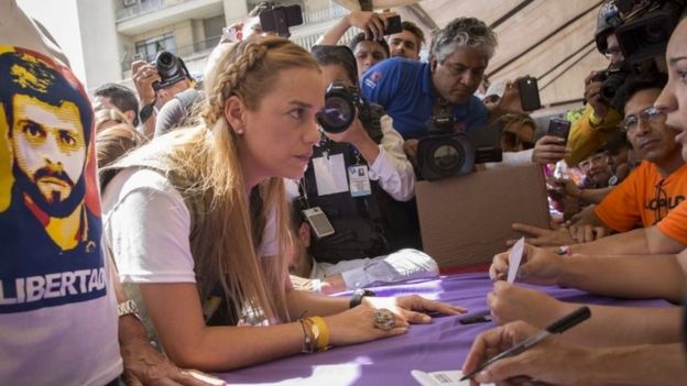 Lilian Tintori, esposa del líder opositor Leopoldo López, vota en Plaza Brión de Chacaito, en Caracas, Venezuela, el 16 de julio de 2017. EPA / HELENA CARPIO