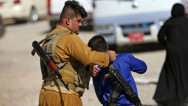 Kürt bir çocuk silah alıyor