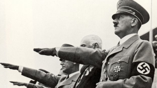 Hitler haciendo el saludo Nazi