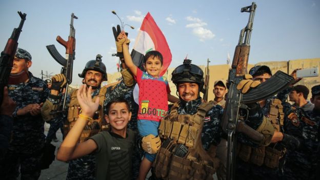 Celebración de las fuerzas iraquíes en Mosul