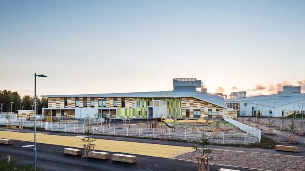 Exterior de la escuela Kastelli, diseñada por Lahdelma & Mahlamäki Architects.