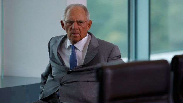 El ministro alemán de Finanzas, Wolfgang Schäuble, impulsa su silla de ruedas antes de una reunión del gobierno en Berlín.