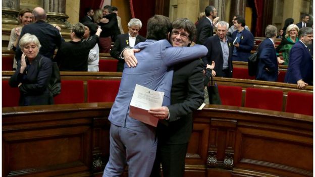 Puigdemont es felicitado luego de la declaración de independencia.