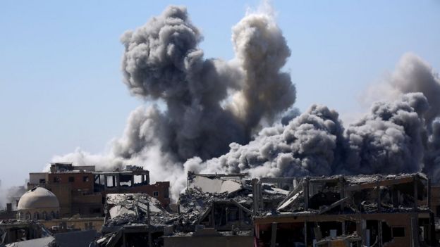 Humo de explosiones en Raqa.