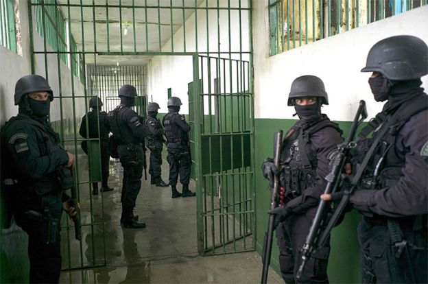 Soldados y fuerzas especiales en el Complejo Penitenciario Anisío Jobim en Manaos, Brasil.