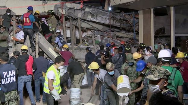 Socorristas sacan los escombros de una escuela destrozada por el sismo en México