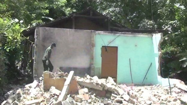 අලුත්ගම -විනාශ කරන ලද ගොඩනැගිල්ලක්