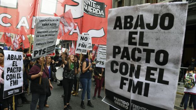 Protestas contra la vuelta al FMI em Argentina.