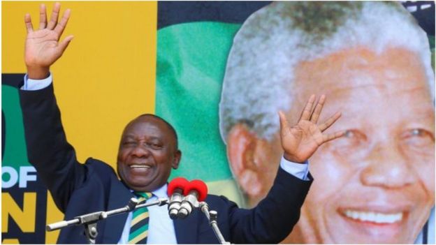 Cyril Ramaphosa est aussi connu comme étant le négociateur en chef de Nelson Mandela dans les discussions qui ont abouti à la fin de l'apartheid.