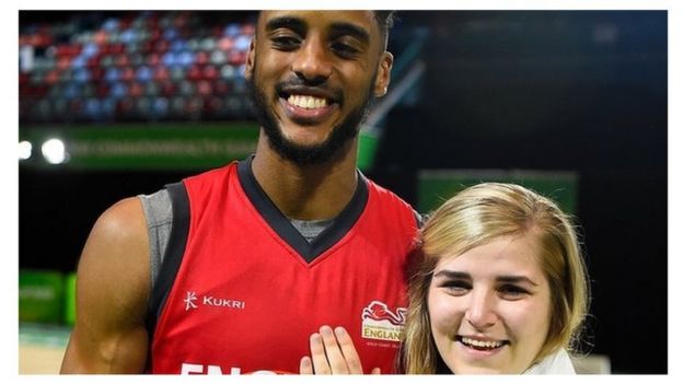 Georgia Jones akionyesha pete ya uchumba aliyovalishwa na mchumba wake