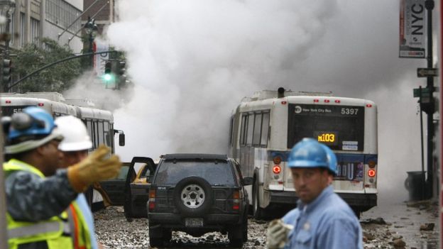 Daños materiale provocados por la explosión de una tubería subterránea de vapor en 2007 cerca de la Grand Central Terminal de Manhattan.