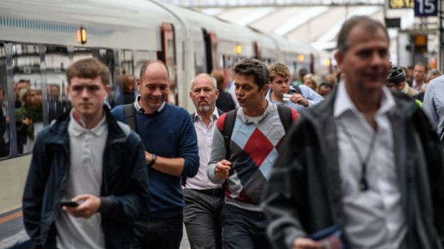 Лондон, вокзал Ватерлоо, Англия. люди спешат на работу