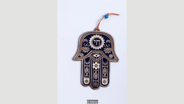 خمسه نمادی است به شکل کف دست که چشمی در میان آن قرار دارد و برای یهودیان، مسیحیان و مسلمانان ساکن شمال آفریقا و خاورمیانه مقدس است