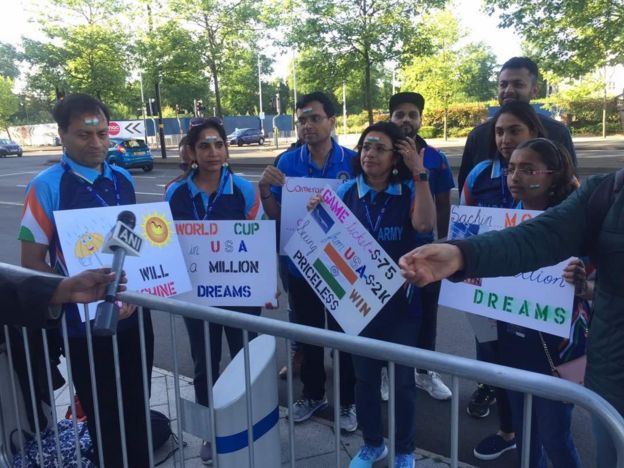 இந்திய அணிக்கு ஆதரவு தெரிவிக்க மைதானத்திற்கு வந்துள்ள இந்திய ரசிகர்கள்