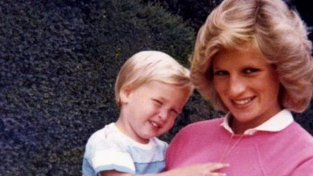 ديانا وهي حامل بهاري وتحمل في يديها وليام